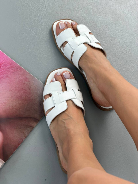 Шльопанці жіночі шкіряні білого кольору